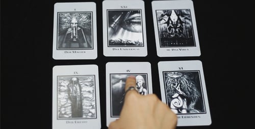Frau erklärt die Bedeutung von Tarotkarten