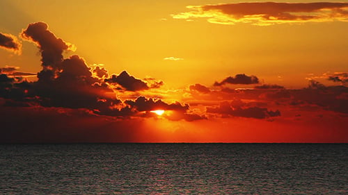 Landschaft mit Sonnenaufgang über dem Meer