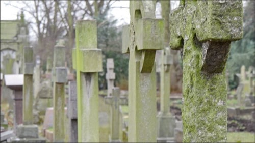 Alte und moosige Grabsteine reihten sich auf dem Friedhof