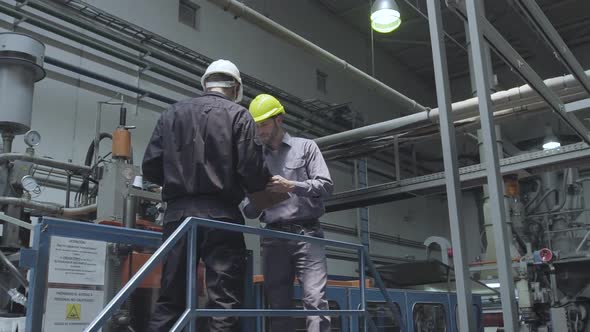 Factory workers discussing with each other in factory, Lifestyle Stock ...
