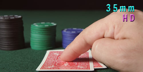 Pokerspieler sieht seine zwei Asse aus und geht All-In 43