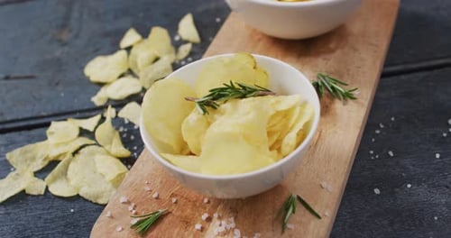 Vista de cerca de dos tazones de patatas fritas en una bandeja de madera con espacio para copiar en una superficie de madera