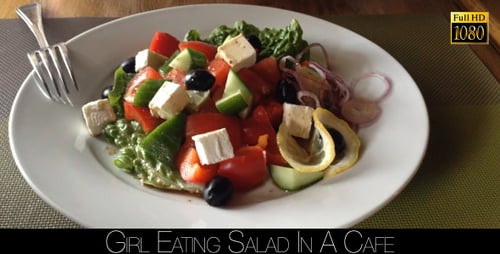 Mädchen isst Salat in einem Café 5