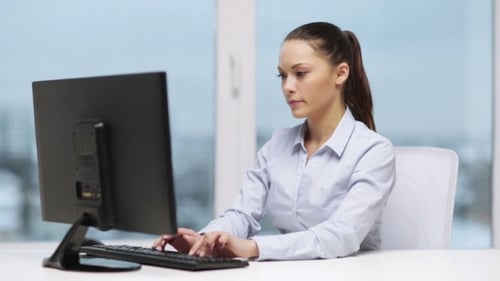 mujer de negocios, escribir, en, ordenador