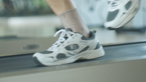 Hombre corriendo en cinta