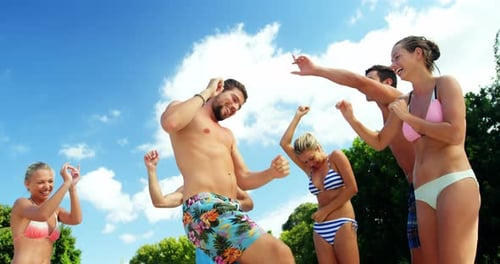 Groupe d'amis s'amusant au bord de la piscine