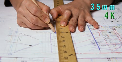 Architecte utilisant une règle 04
