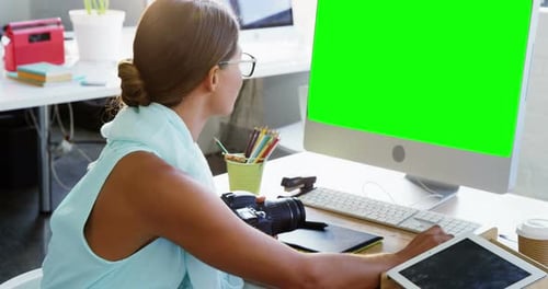 Graphiste féminine travaillant sur ordinateur
