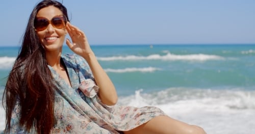 Hübsche junge Frau entspannt sich am Strand Sand