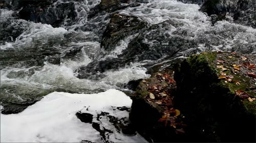 Wasser fließt auf großen Felsen