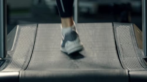 Männlicher Athlet macht Cardio-Training auf einem Laufband, Bodybuilder läuft