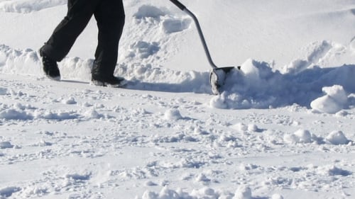 Hombre paleando nieve