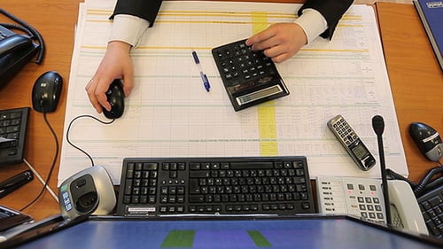 Mann arbeitet an Jahresabschlüssen