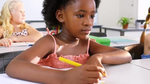 Crianças em idade escolar estudando em sala de aula