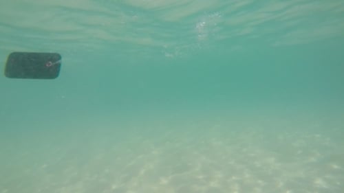 Smartphone cayendo en el agua