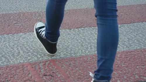 Garota atravessando a estrada