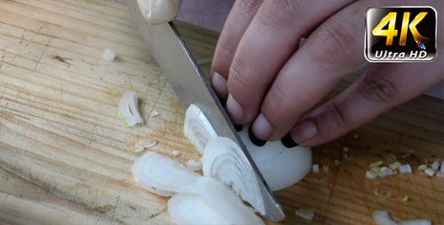 Zwiebel auf Holzplatte hacken 6