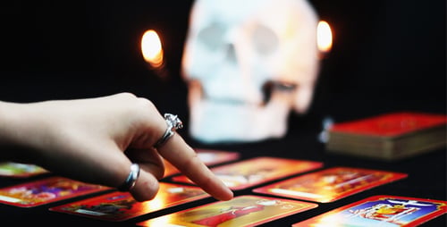 Rituel de magie noire avec les cartes de tarot