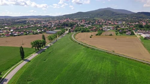Vue aérienne du village près des montagnes