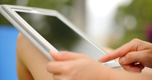 Nahaufnahme der Hände einer Frau bei der Verwendung des Tablets