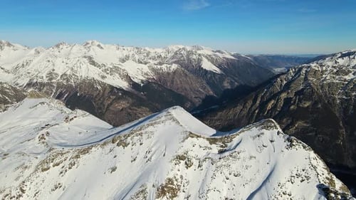 El monte Mussa Achitara, la montaña más visitada sobre el pueblo de Dombai