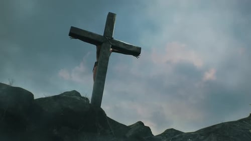 Jesus Christus hängt am Kreuz vor bewölktem Himmel