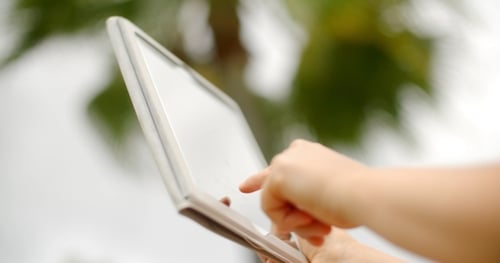 Nahaufnahme der Hände einer Frau bei der Verwendung des Tablets