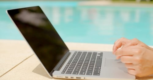 Mulher Usando Computador Portátil Ao Ar Livre