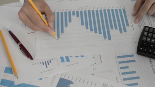 Homme d'affaires travaillant dans le bureau