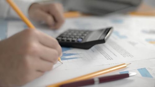 homme affaires, calcul, données, calculatrice