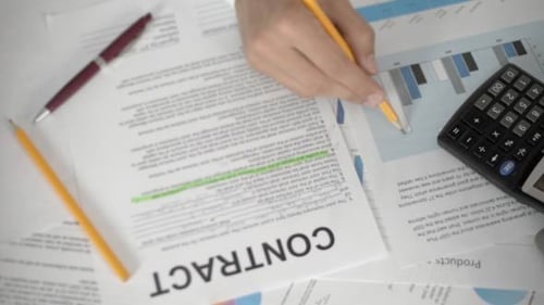 Homme d'affaires occupé avec des documents