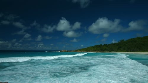 Les vagues arrivent sur une île tropicale, filmées en 4K