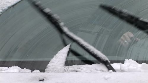 Scheibenwischer, die den Schnee abräumen