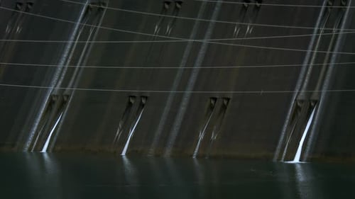Vertedero y líneas eléctricas en la presa de Grand Coulee