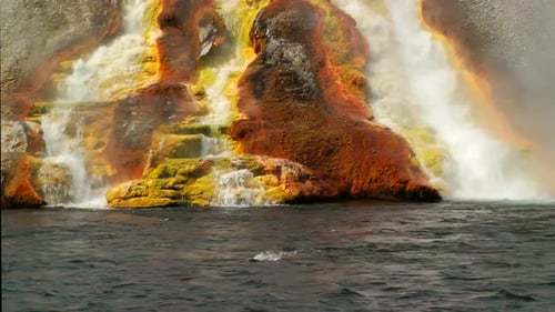 Überlauf von Excelsior Geyser mündet in den Yellowstone River 1
