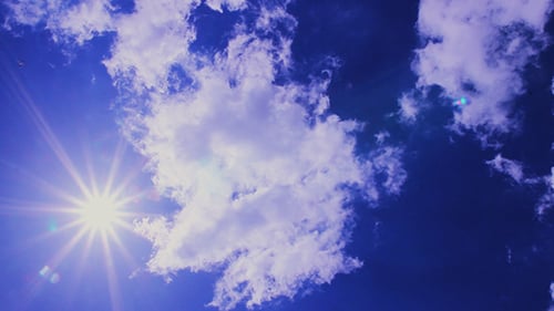 Blauer Himmel mit weißen Wolken