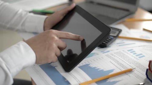 Geschäftsmann nutzt Tablet-PC