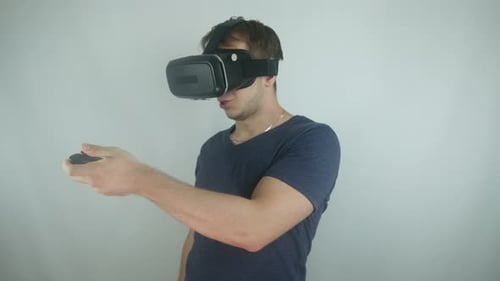 Homem no capacete da realidade virtual em um jogo de simulação
