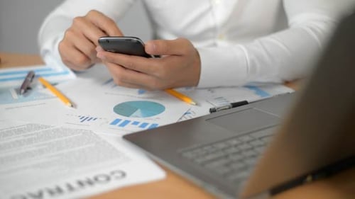 Empresario con teléfono celular en el trabajo