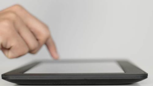 Mann benutzt Tablet-PC