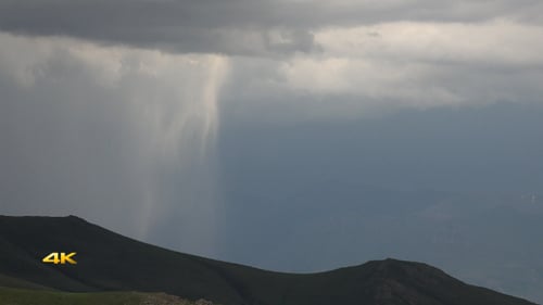 Niederschlag fällt aus den Sturmwolken