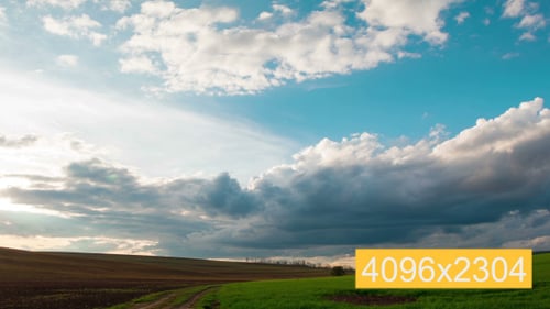 Dramatisch Himmel über den endlosen Feldern