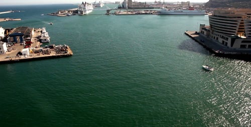 Blick auf ein Segelboot von oben