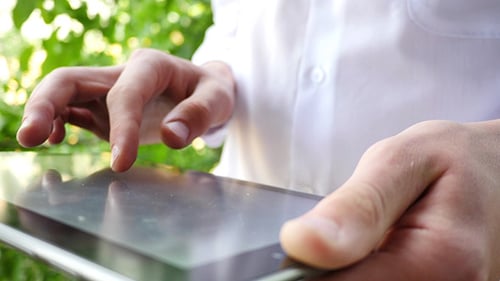 Männliche Hände mit Tablet-Computer