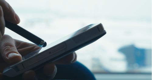 Tippen auf dem Smartphone mit einem Stift