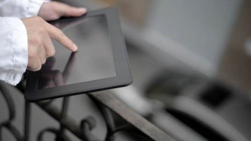Mann benutzt Tablet-PC