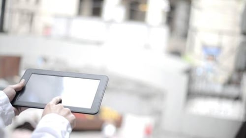 Junger Mann benutzt Tablet PC 02