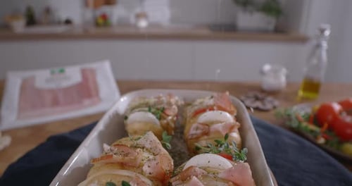 Recettes de table Le plat de pommes de terre et de viande est saupoudré de poivre et de sel au Ralenti 60p