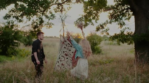 Amantes hippies alegres dançando no Sunset Freedom Concept