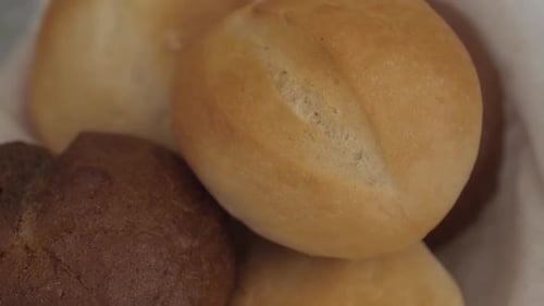 Der Tisch wird mit Fresh Rolls 2 serviert